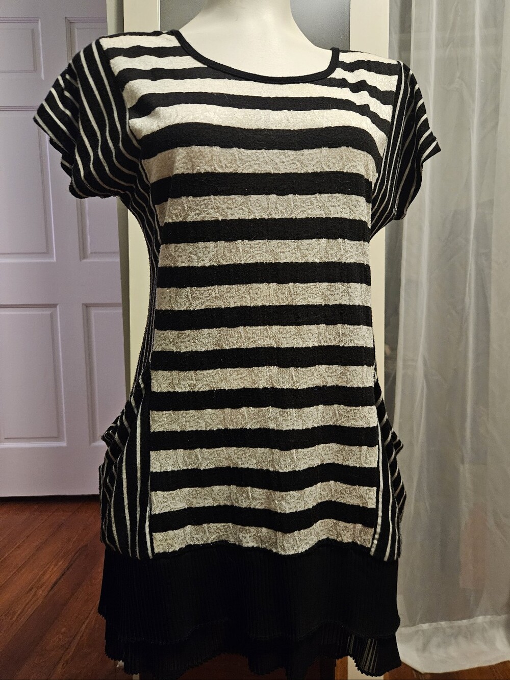 Junior Large * Ruffle w/ Pockets * DRESS * Hugging Kisses * Adult Small
